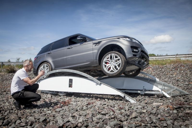 Přední kolo visí ve vzduchu a auto samo hledá balanci.