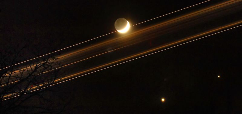 Seskupení dvou nejjasnějších planet s Měsícem bude možné vidět i pouhým okem.