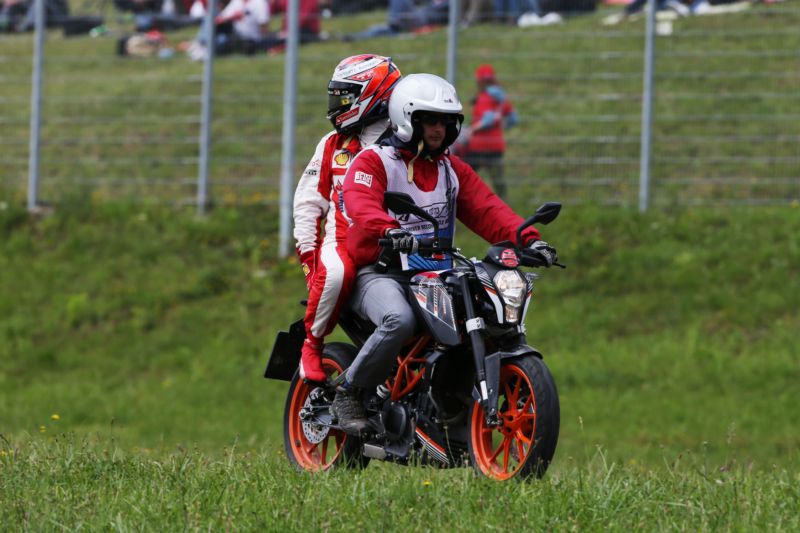 Kimi Räikkönen odjíždí od nehody. Kimi Räikkönen odjíždí od nehody.