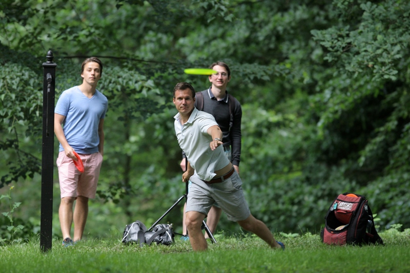 Pozor, letí talíř! Discgolf proniká do českých parků.