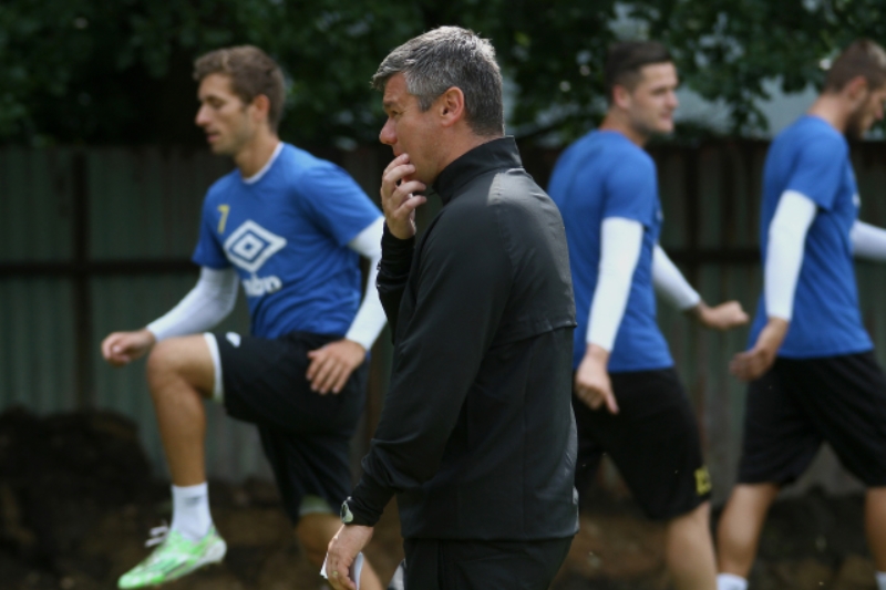 Kouč David Vavruška dohlíží na první trénink Teplic. Kouč David Vavruška dohlíží na první trénink Teplic.