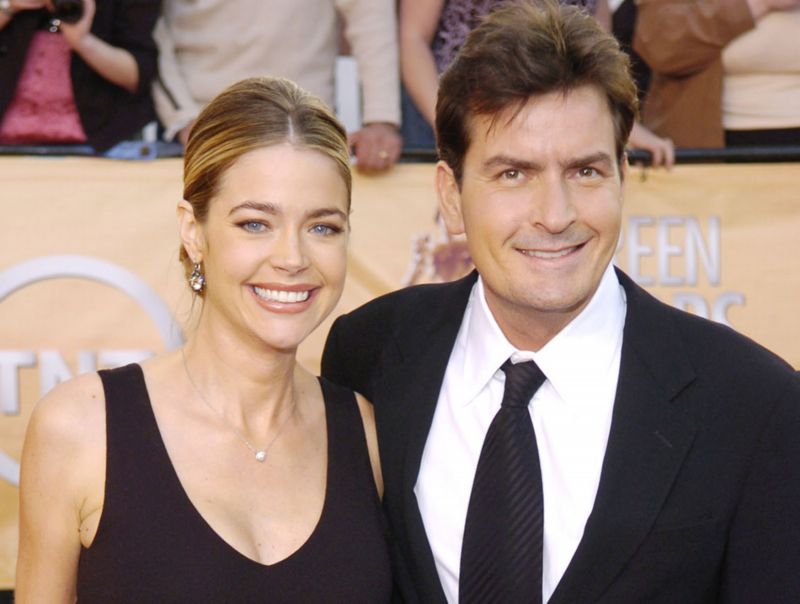 Charlie Sheen a jeho bývalá žena Denise Richards, kterou nyní z duše nenávidí. Proč, to ví jen on sám.