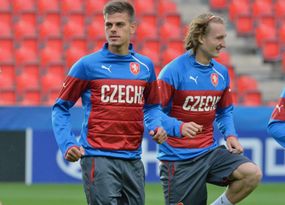 Jan Kliment (vlevo) a Matěj Hanousek (vpravo) 22. června v Praze při treninku české fotbalové reprezentace před posledním utkáním skupiny ME fotbalistů do 21 let proti Německu.