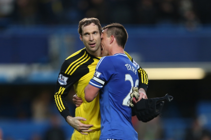 Parťáci z Chelsea Petr Čech (vlevo) a John Terry. 