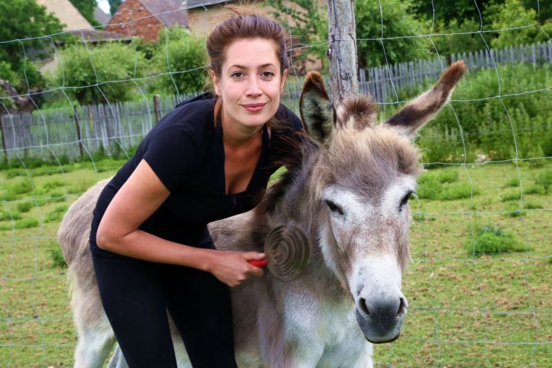 Lenka zahradnická se svým oblíbeným oslíkem.