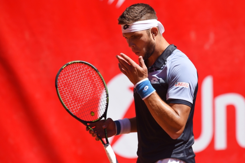 Tenista Jiří Veselý porazil ve wimbledonské generálce v Nottinghamu 6:1, 6:3 Tima Smyczeka ze Spojených států amerických. Tenista Jiří Veselý porazil ve wimbledonské generálce v Nottinghamu 6:1, 6:3 Tima Smyczeka ze Spojených států amerických.