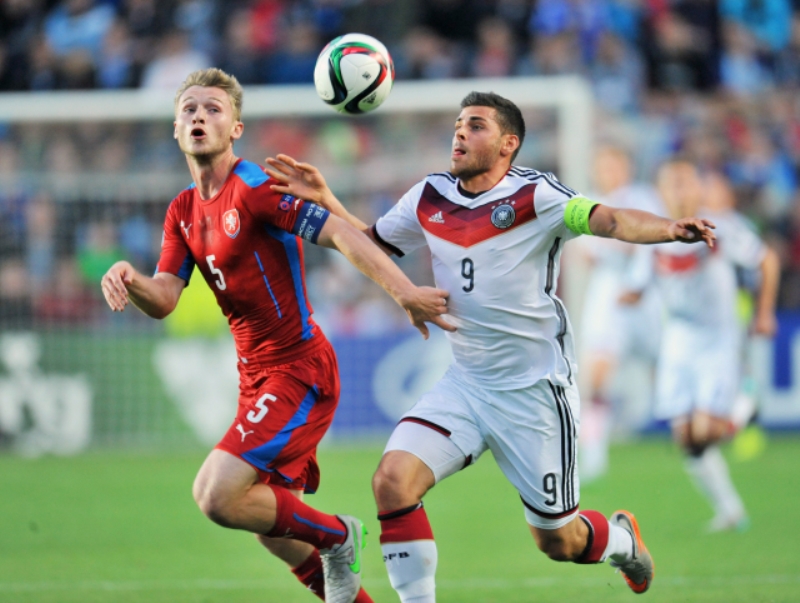 Jakub Brabec (vlevo) a Kevin Volland.