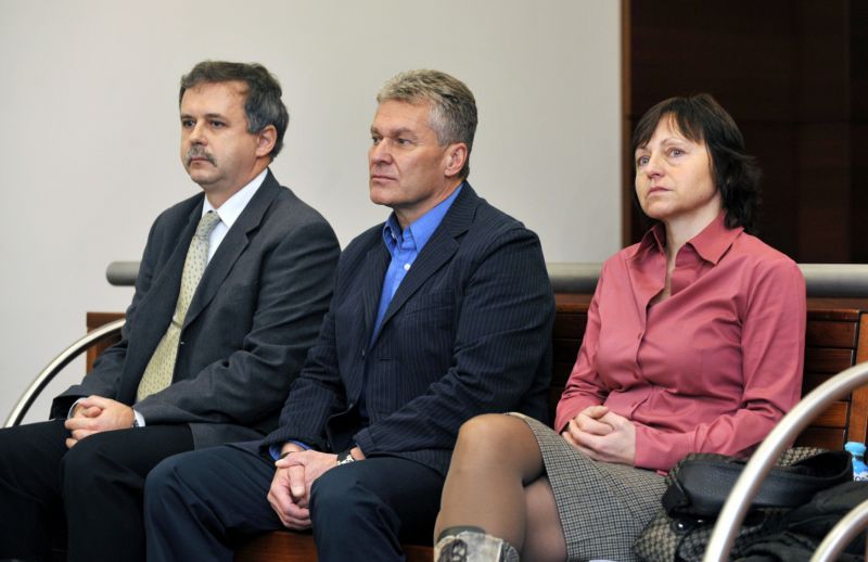 Obžalovaní Zdeněk Kračmar (zleva), Petr Patrman a Jindřiška Máchová (snímek z roku 2011). Obžalovaní Zdeněk Kračmar (zleva), Petr Patrman a Jindřiška Máchová (snímek z roku 2011).
