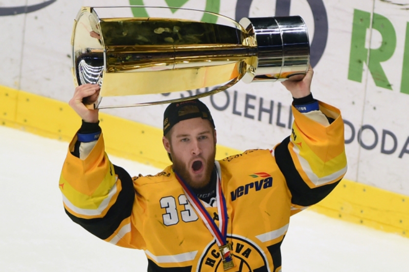 Pavel Francouz s mistrovským pohárem. Pavel Francouz s mistrovským pohárem.