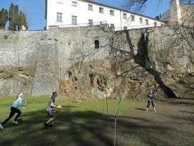 Famfrpál se pravidelně hraje v Bezručových sadech v Olomouci.