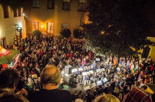 286 různých produkcí nabídl na 16 scénách v historickém centru města festivalový open air program.