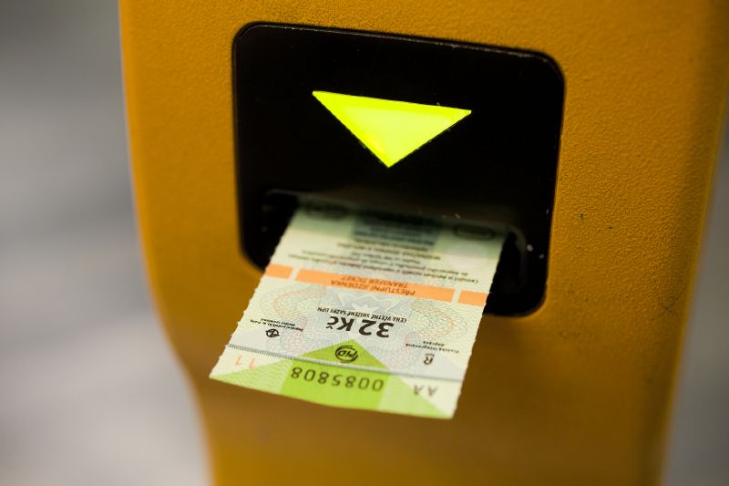 Označovač jízdenek a jízdenka pro pražskou hromadnou dopravu.