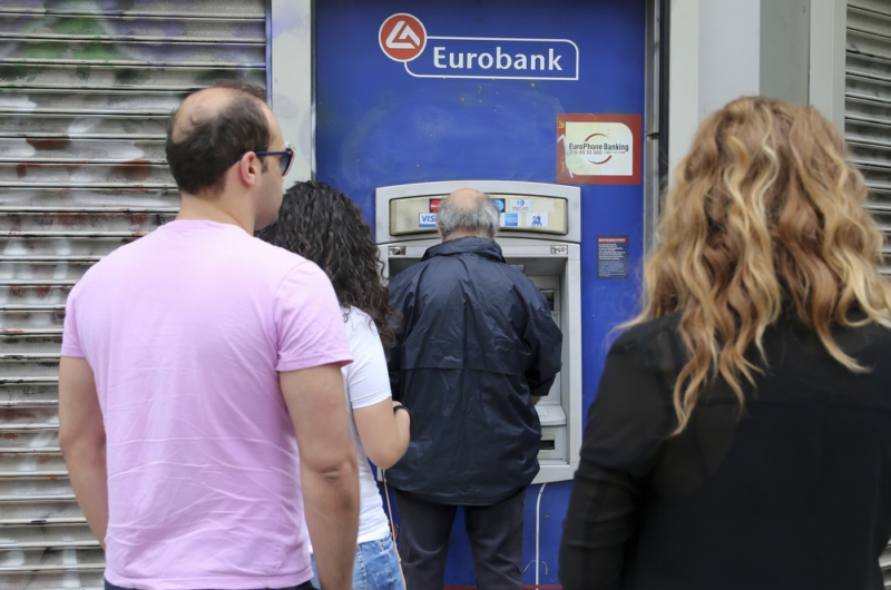 Řekové pátrají po funkčních bankomatech.