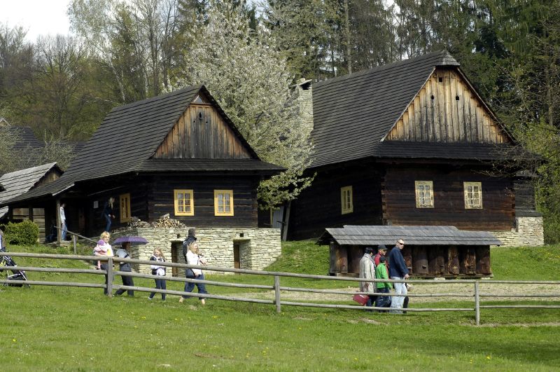 Skanzen v Rožnově pod Radhoštěm, jež je součástí Valašského muzea v přírodě.