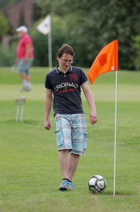 Patování. Nejtěžší fáze footgolfu.