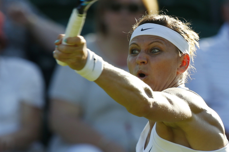 Lucie Šafářová v prvním kole Wimbledonu porazila Američanku Alison Riskeovou ve třech setech a postoupila.