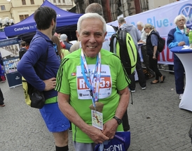Pan doktor je i přes svůj věk aktivním sportovcem. Všem doporučuje udržovat své tělo v kondici.