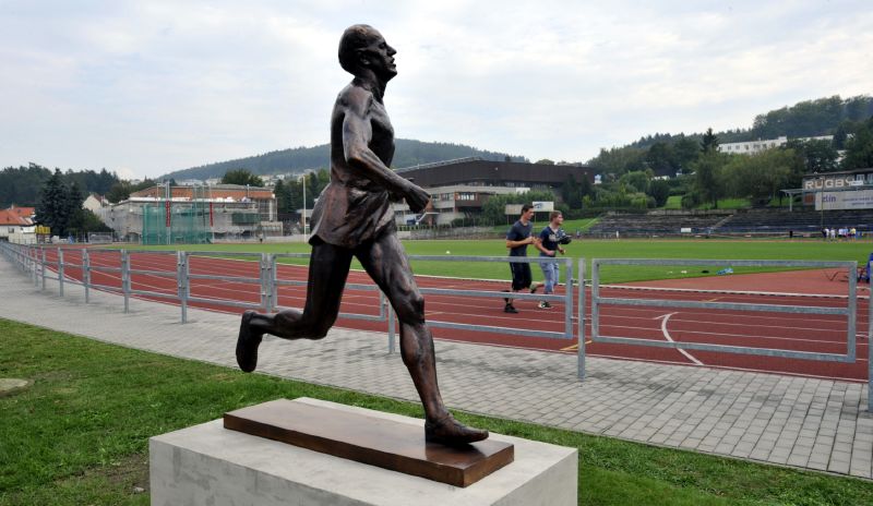 Socha Emila Zátopka nainstalována v září 2015 na Stadionu mládeže ve Zlíně.