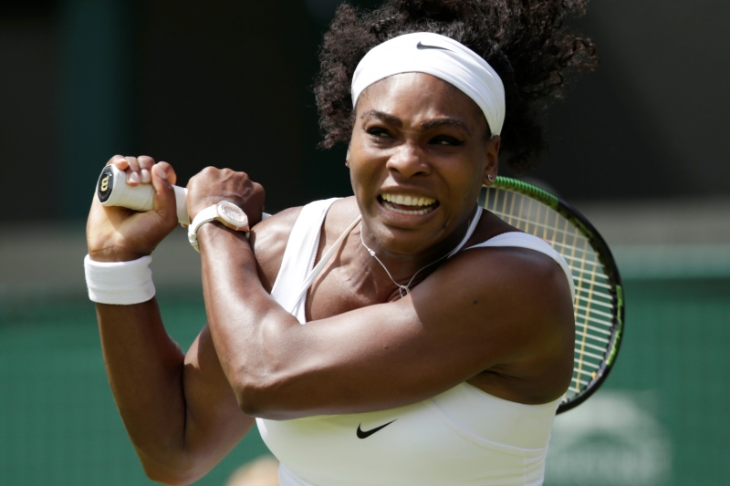 Serena Willimsová loni při čtyřhře ve Wimbledonu málem zkolabovala. Letos se z ní se sestrou Venus odhlásily.