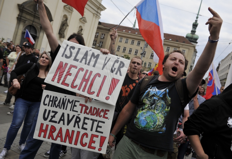 Demonstrace proti přijímání uprchlíků.