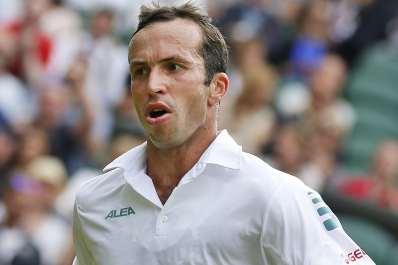 Radek Štěpánek sahal v 1. kole Wimbledonu po postupu. Na konci utkání mu však došly síly a prohrál.