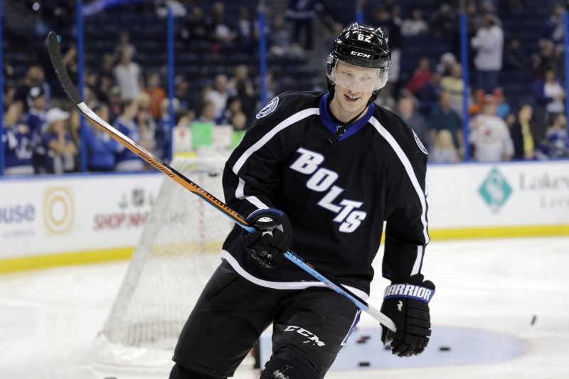 Hokejový obránce Andrej Šustr bude v NHL i nadále oblékat dres letošního finalisty Tampy Bay.