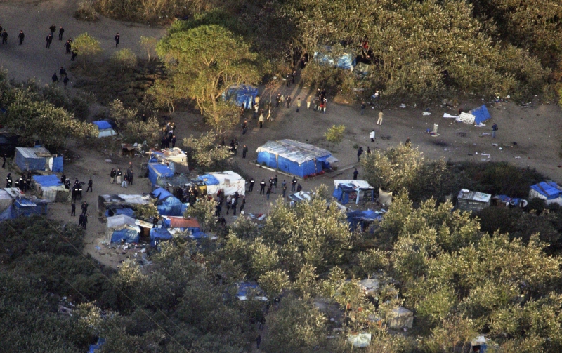 Improvizovaný tábor uprchlíků u francouzského Calais.