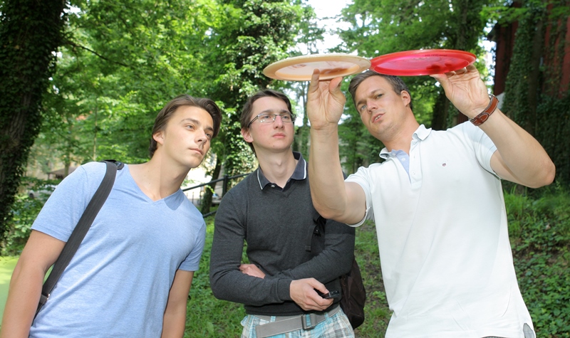 Redaktoři TÝDNE Tomáš Haisl (vlevo) a Lukáš Seidl si pod dohledem profesionála Přemysla Nováka discgolf vyzkoušeli na vlastní kůži.