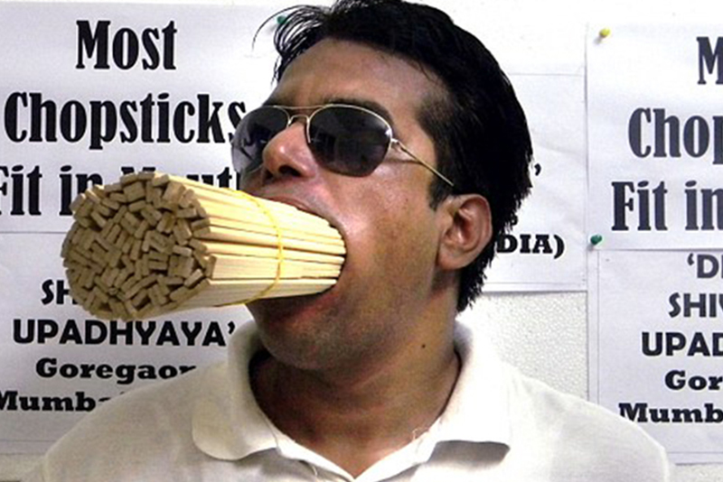 Ind si dokázal do úst nacpat až 208 čínských hůlek.