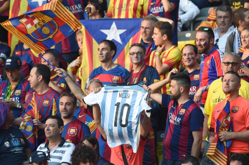 Fotbalové Barceloně hrozí trest. Její fanoušci při finále LM propagovali nezávislost Katalánska. Fotbalové Barceloně hrozí trest. Její fanoušci při finále LM propagovali nezávislost Katalánska.