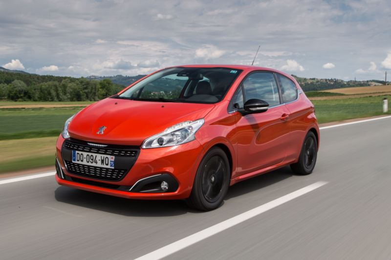 Pozměněná příď modernizovaného modelu Peugeot 208.