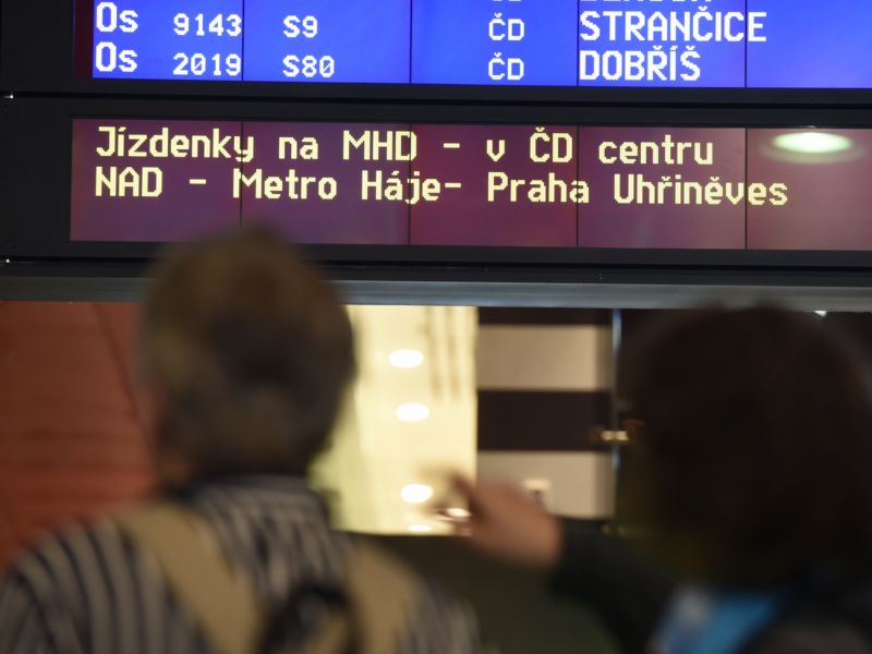 Trasa mezi hlavním nádražím a Uhříněvsí je pozastavena. Cestující musí využít náhradní autobusovou dopravu. Trasa mezi hlavním nádražím a Uhříněvsí je pozastavena. Cestující musí využít náhradní autobusovou dopravu.