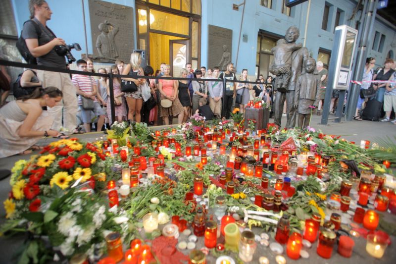 Desítky lidí si připomněly smrt sira Nicholase Wintona na hlavním nádraží v Praze. Desítky lidí si připomněly smrt sira Nicholase Wintona na hlavním nádraží v Praze.