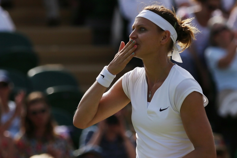 Lucie Šafářová otočila zápas 3. kola Wimbledonu proti Sloane Stephensové. K vítězství ji nakopl povedený lob.