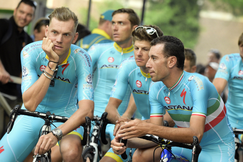 Lars Boom (vlevo) měl na předzávodních testech nízké hodnoty kortizolu. Astana ho ale navzdory dopingovému podezření z Tour nestáhne.