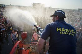 Dobrovolní hasiči vypomáhají při koncertě.
