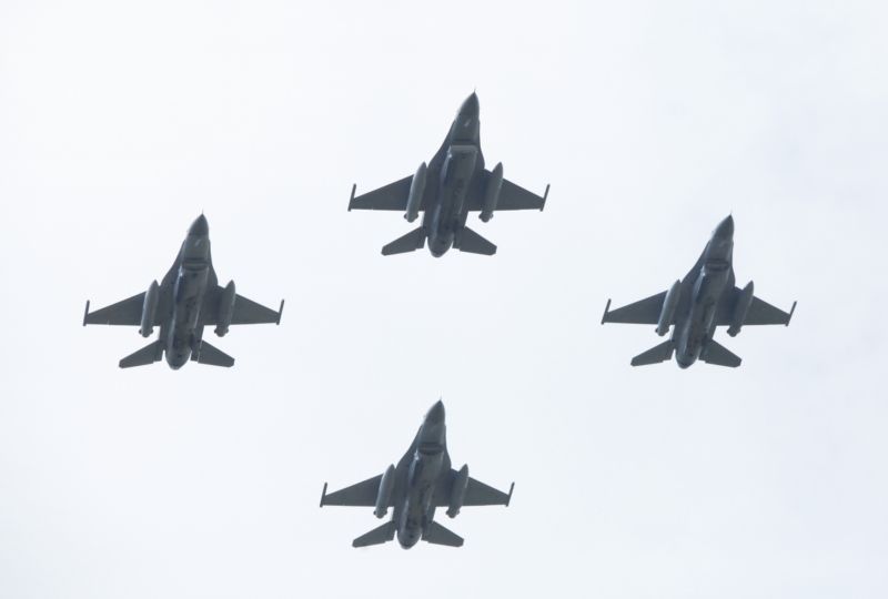 Stíhací letouny F-16. Stíhací letouny F-16.
