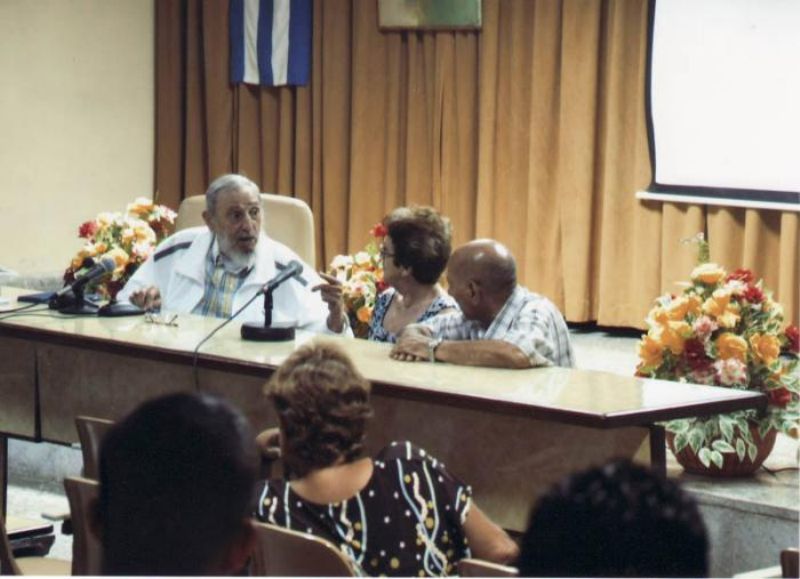 Fidel Castro na schůzce se sýraři. Fidel Castro na schůzce se sýraři.