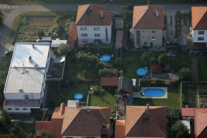 Bazén je v Česku na každé třetí zahradě. Bazén je v Česku na každé třetí zahradě.