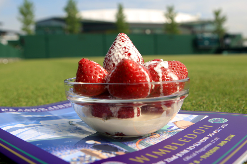 K Wimbledonu patří stejně neodmyslitelně jako tráva. Tradiční jahody se smetanou si oblíbili i tenisté. K Wimbledonu patří stejně neodmyslitelně jako tráva. Tradiční jahody se smetanou si oblíbili i tenisté.