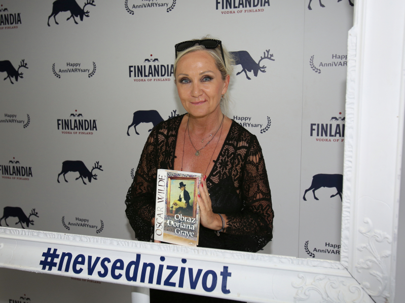 Bára Basiková se svou oblíbenou knížkou. 
