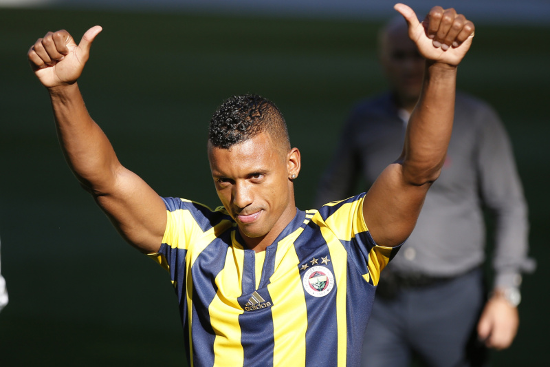 Portugalský fotbalista Nani vyměnil Manchester United za turecké Fenerbahce. Portugalský fotbalista Nani vyměnil Manchester United za turecké Fenerbahce.