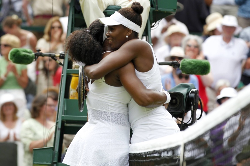 Objetí místo rivality. Sestry Williamsovy přidaly další díl jejich wimbledonské ságy.