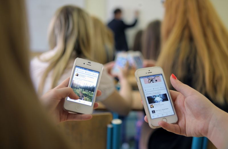 Závislostí na moderní a komunikační technologii jsou ohroženi mladí lidé do 43 let. Závislostí na moderní a komunikační technologii jsou ohroženi mladí lidé do 43 let.