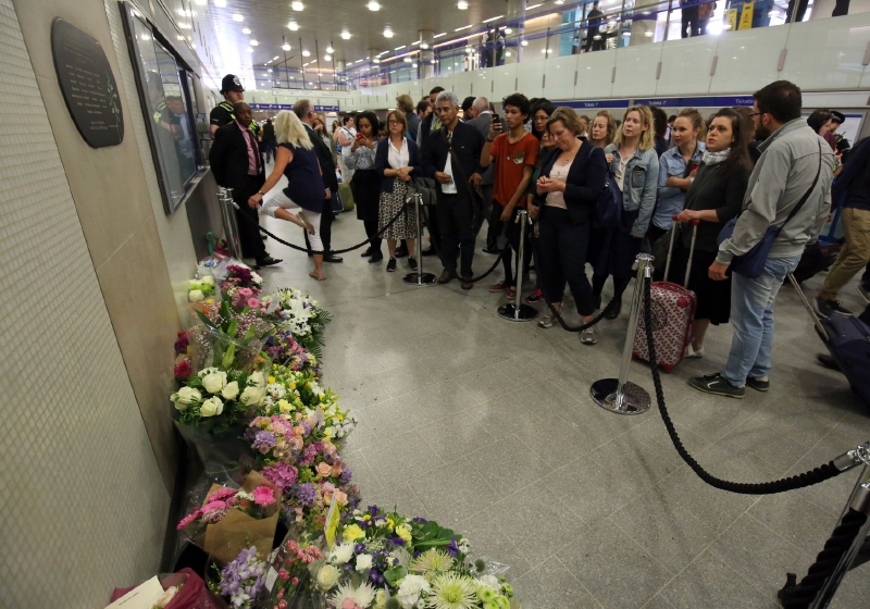 Pietní akce ve vestibulu stanice metra Kings Cross