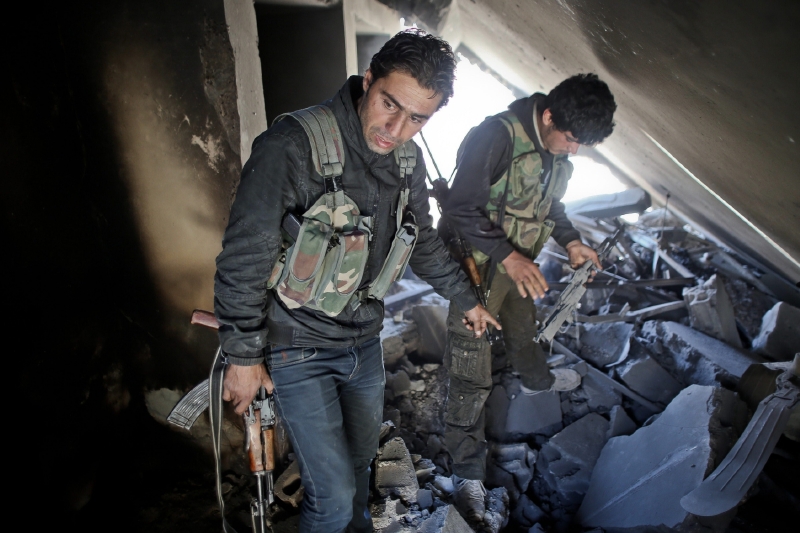 Syrští ozbrojení bojovníci proti IS v Kobani.