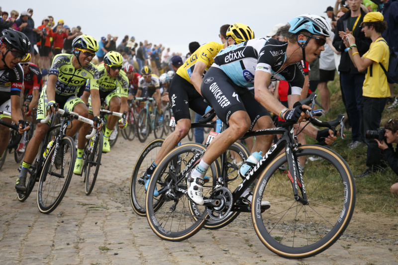 Na cyklisty jedoucí Tour de France čekala v úterý nelítostná etapa po kostkách. Nejlépe ji zvládl Němec Tony Martin. Na cyklisty jedoucí Tour de France čekala v úterý nelítostná etapa po kostkách. Nejlépe ji zvládl Němec Tony Martin.