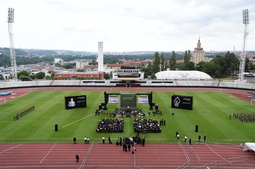 Přes tisíc lidí se dnes přišlo na stadionu Dukly na Julisce naposledy rozloučit s legendou českého fotbalu Josefem Masopustem. Vicemistr světa z roku 1962 a držitel Zlatého míče pro nejlepšího fotbalistu Evropy zemřel 29. června po dlouhé a vážné nemoci ve věku 84 let. Přes tisíc lidí se dnes přišlo na stadionu Dukly na Julisce naposledy rozloučit s legendou českého fotbalu Josefem Masopustem. Vicemistr světa z roku 1962 a držitel Zlatého míče pro nejlepšího fotbalistu Evropy zemřel 29. června po dlouhé a vážné nemoci ve věku 84 let.