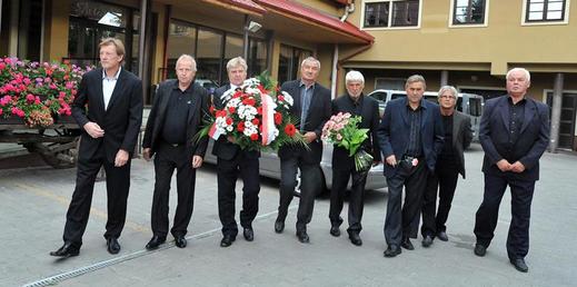 Osm bývalých hráčů brněnské Zbrojovky, kteří pod vedením fotbalové legendy Josefa Masopusta získali v roce 1978 mistrovský titul, odjelo 8. července z Brna na jeho pohřeb do Prahy. Zleva Josef Hron, Jindřich Svoboda, Josef Mazura, Rostislav Václavíček, Karel Jarůšek, Karel Kroupa, Jan Kopenec a Vítězslav Kotásek. Osm bývalých hráčů brněnské Zbrojovky, kteří pod vedením fotbalové legendy Josefa Masopusta získali v roce 1978 mistrovský titul, odjelo 8. července z Brna na jeho pohřeb do Prahy. Zleva Josef Hron, Jindřich Svoboda, Josef Mazura, Rostislav Václavíček, Karel Jarůšek, Karel Kroupa, Jan Kopenec a Vítězslav Kotásek.
