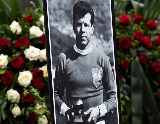 "Dovol mi, Pepíku, abych se s tebou rozloučila za všechny sportovce na světě a za všechny, kteří tě obdivovali jako člověka a kterým je líto, že už tu nejsi. Byl jsi nádherný člověk," řekla při svém proslovu sedminásobná olympijská vítězka v gymnastice. "Dovol mi, Pepíku, abych se s tebou rozloučila za všechny sportovce na světě a za všechny, kteří tě obdivovali jako člověka a kterým je líto, že už tu nejsi. Byl jsi nádherný člověk," řekla při svém proslovu sedminásobná olympijská vítězka v gymnastice.